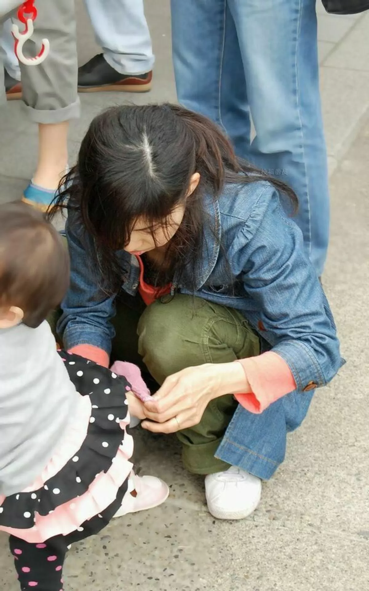 人妻胸チラエロ画像096