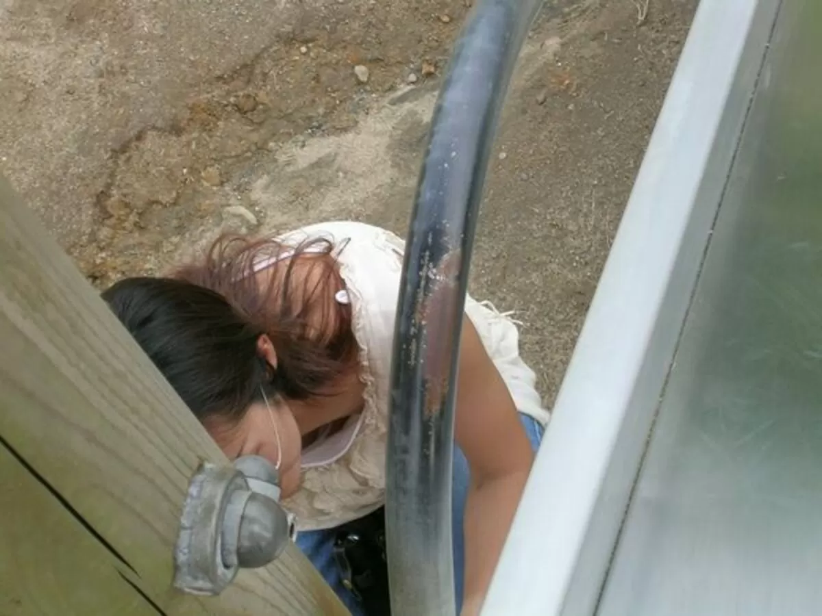 人妻胸チラエロ画像097