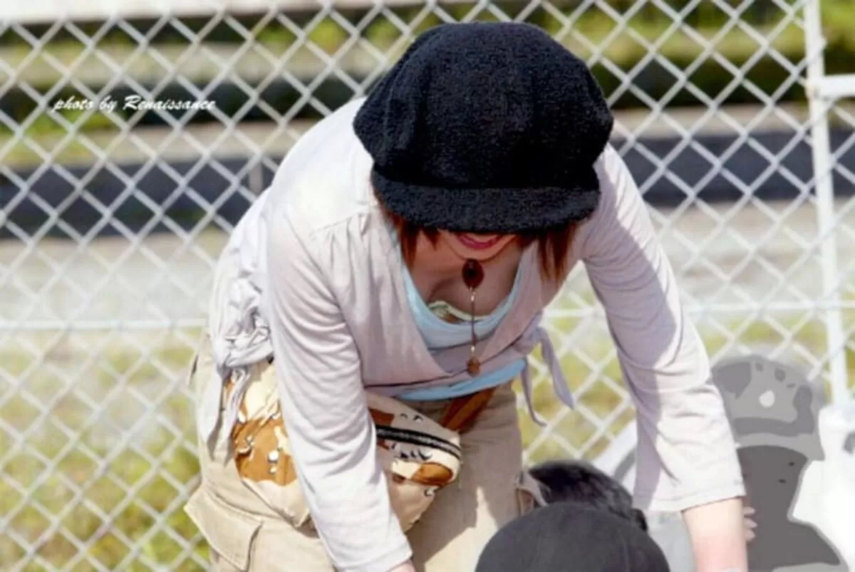 人妻胸チラエロ画像100