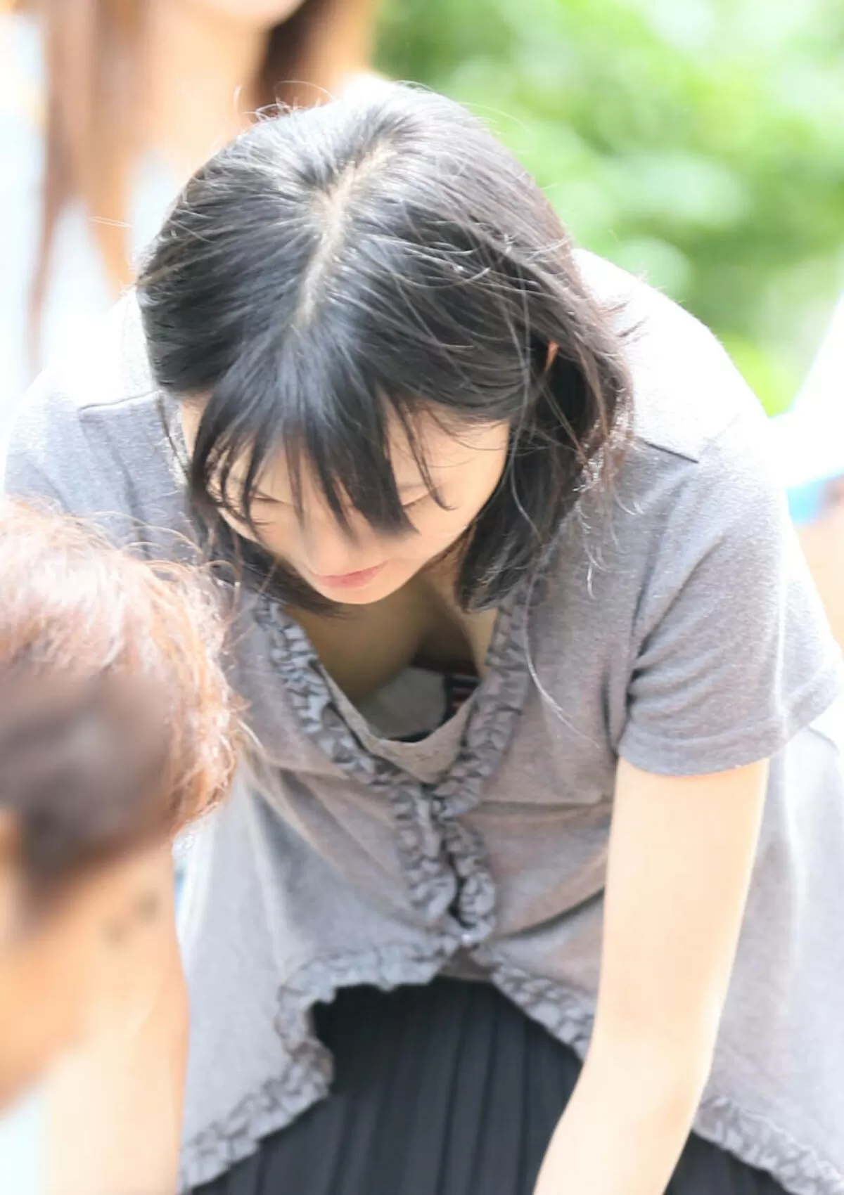 人妻胸チラエロ画像101