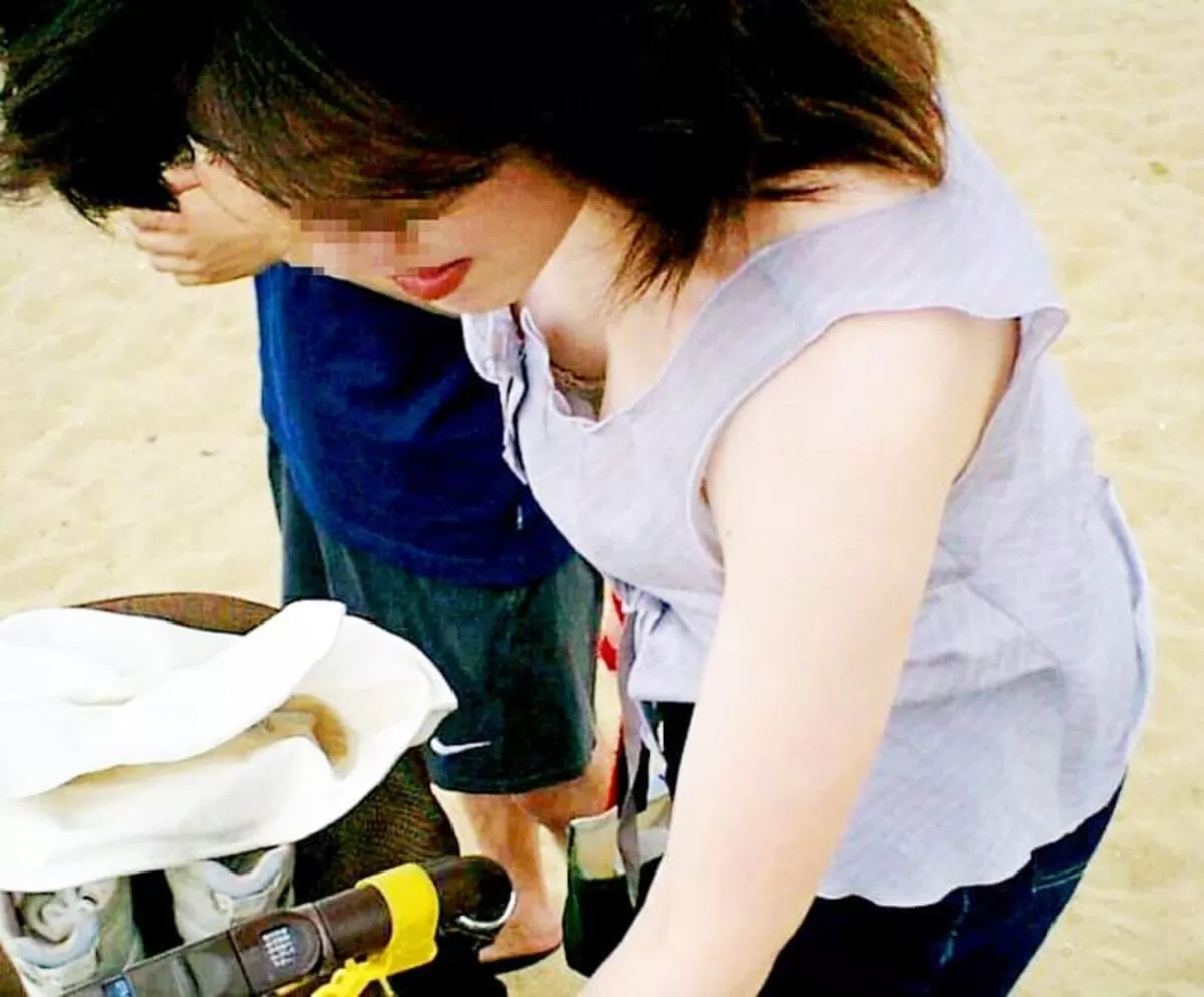 人妻胸チラエロ画像105