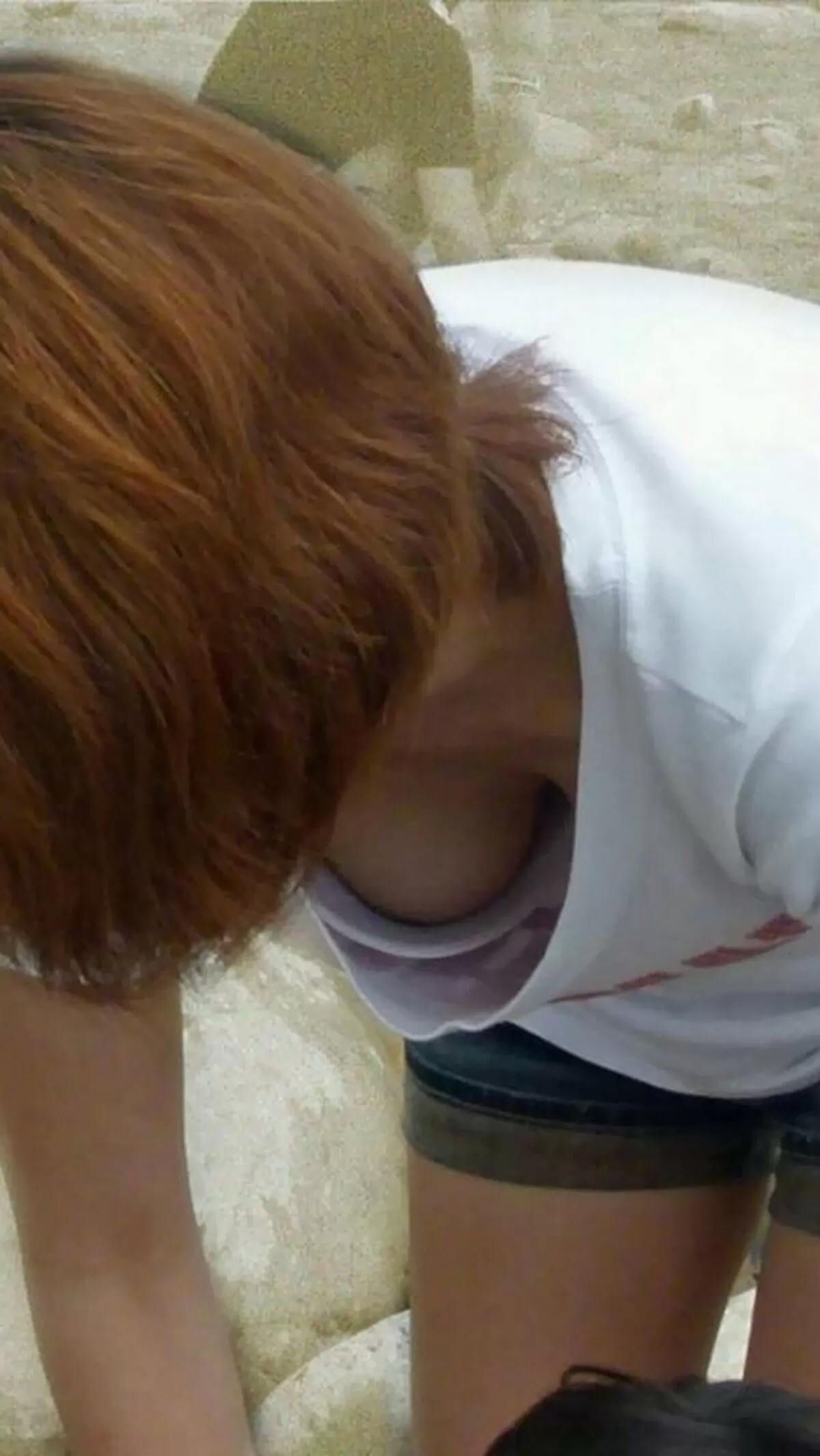 人妻胸チラエロ画像108