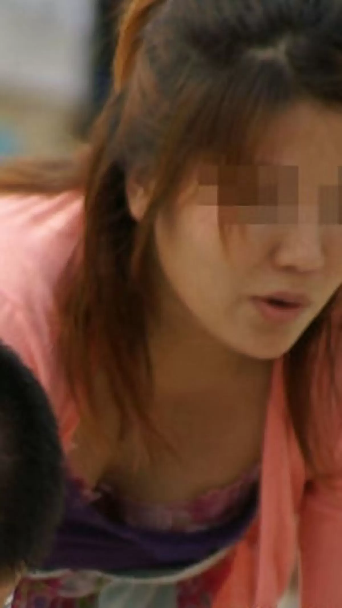 人妻胸チラエロ画像110