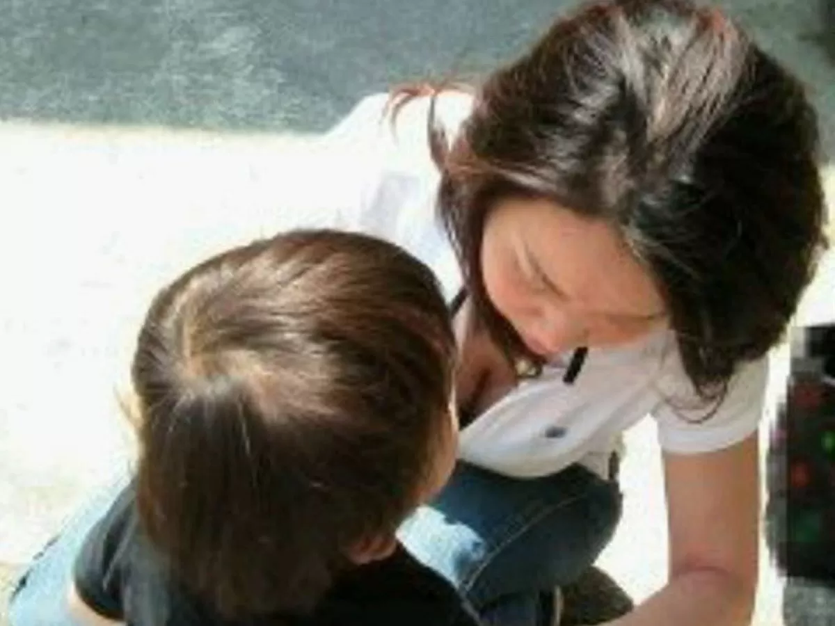 人妻胸チラエロ画像111