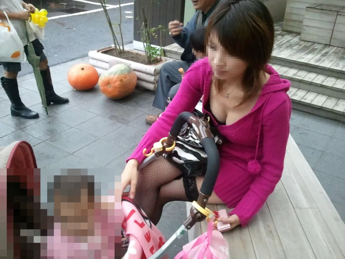 人妻胸チラエロ画像112