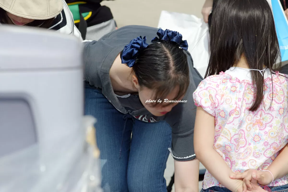 人妻胸チラエロ画像117