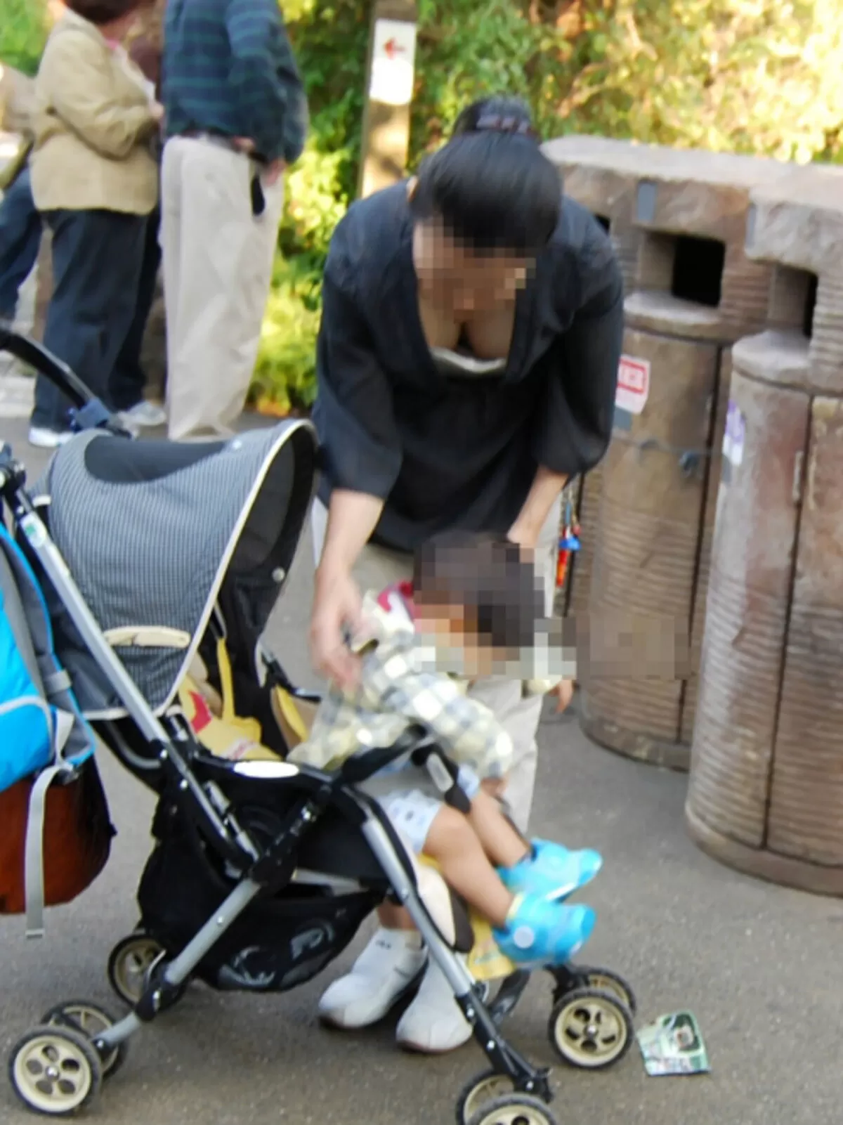 人妻胸チラエロ画像118