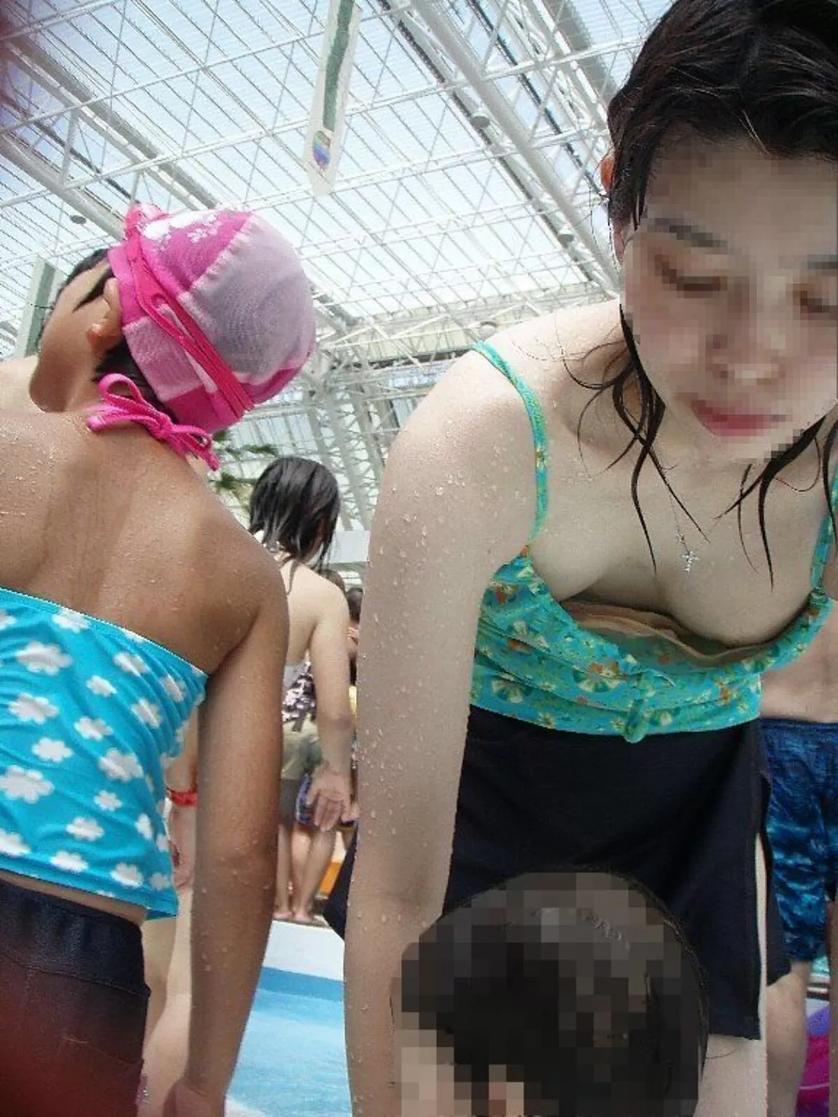 人妻胸チラエロ画像123