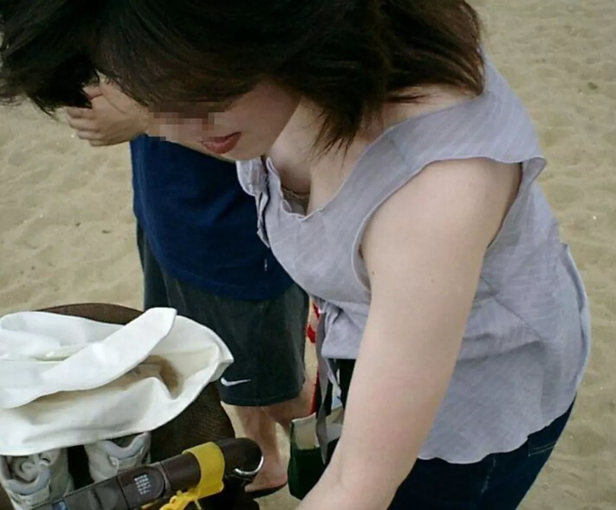 人妻胸チラエロ画像126