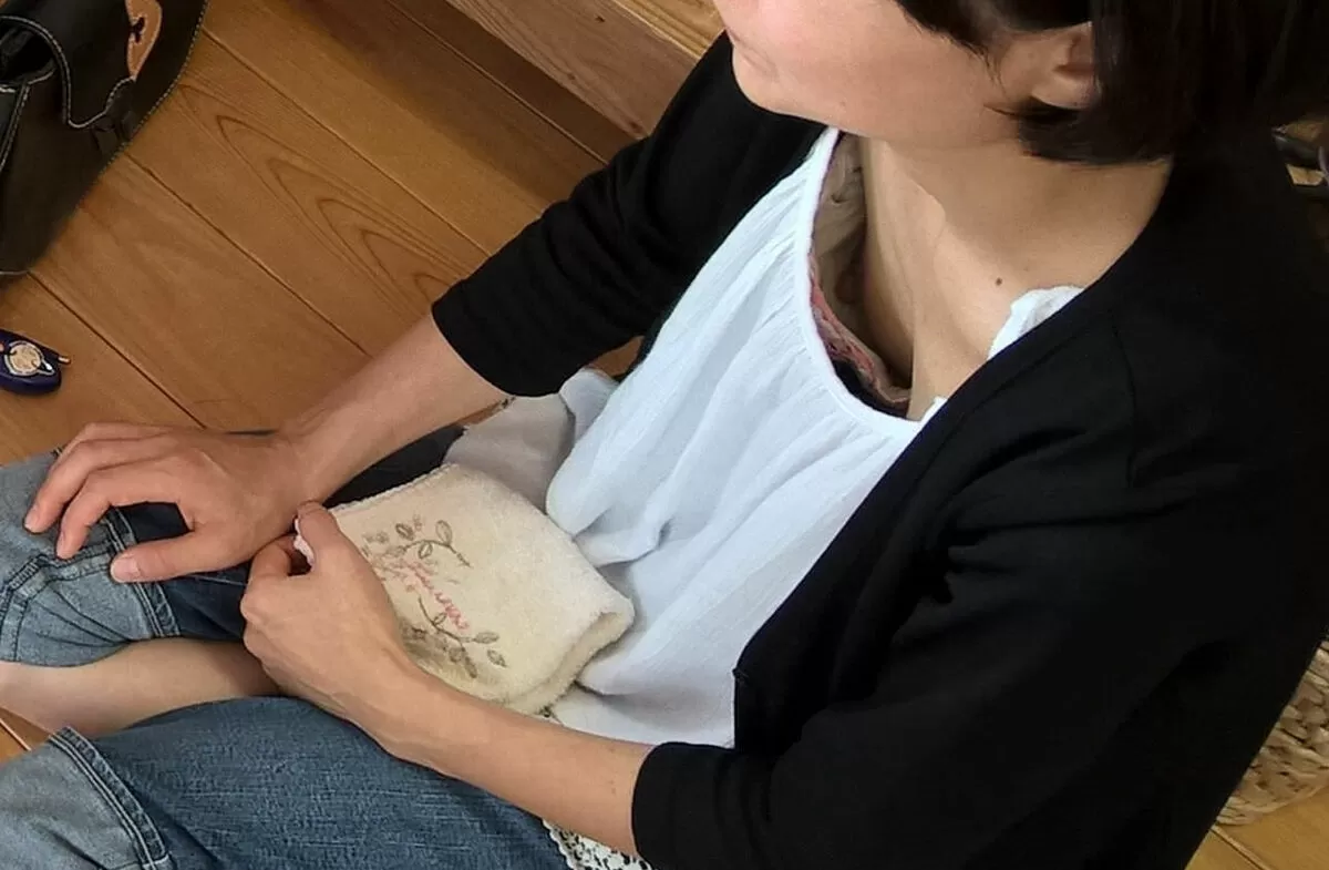 人妻胸チラエロ画像129