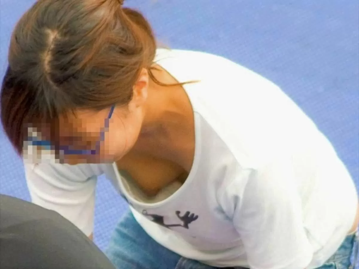 人妻胸チラエロ画像132