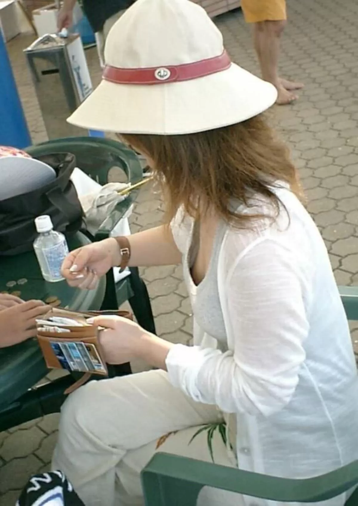 人妻胸チラエロ画像135