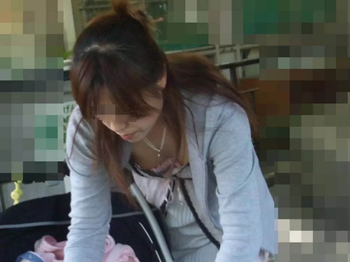 人妻胸チラエロ画像136