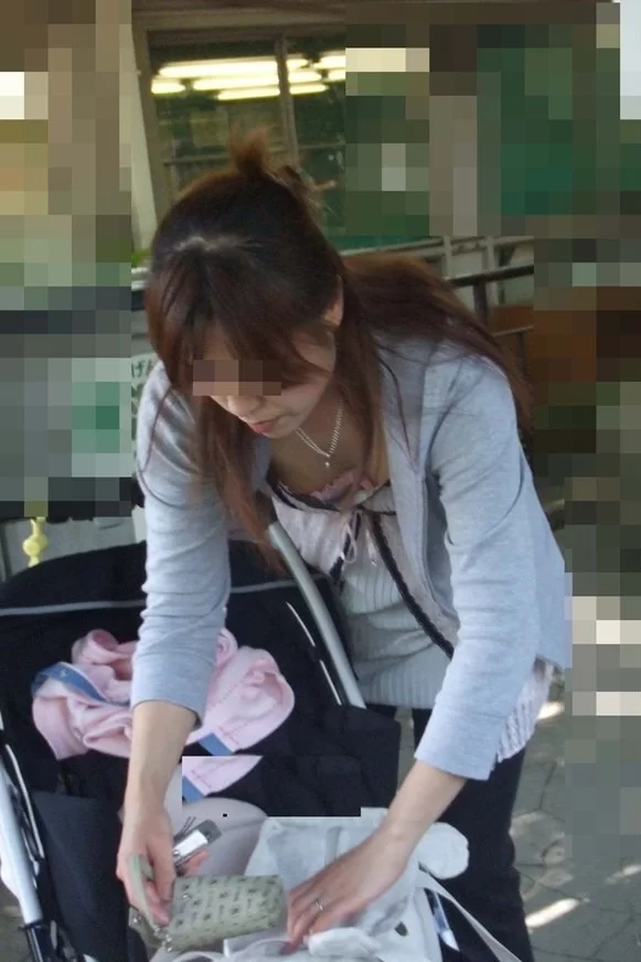 人妻胸チラエロ画像143