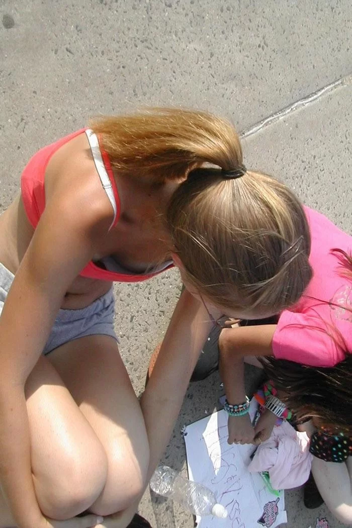 人妻胸チラエロ画像144