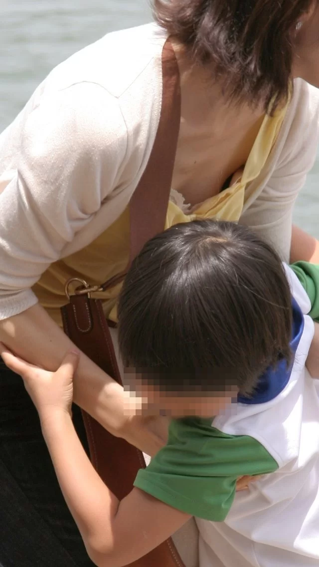 人妻胸チラエロ画像145