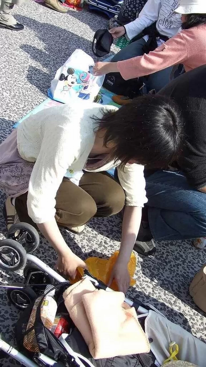 人妻胸チラエロ画像151