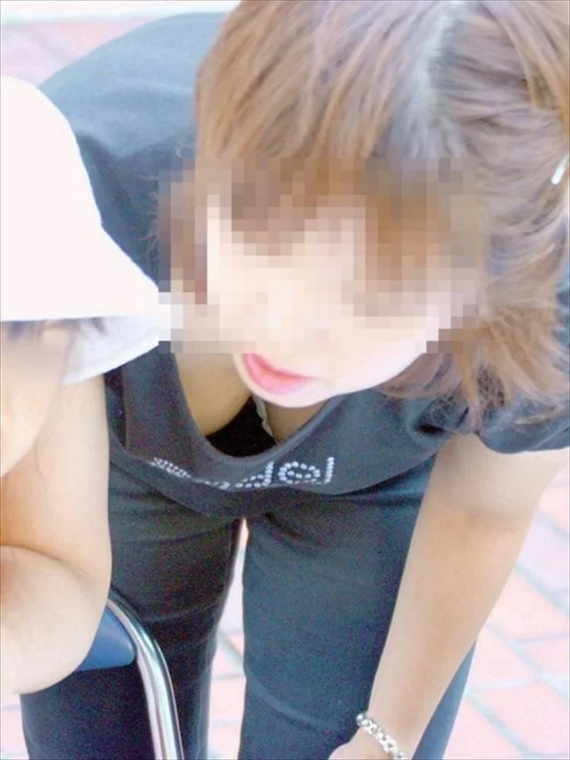 人妻胸チラエロ画像153