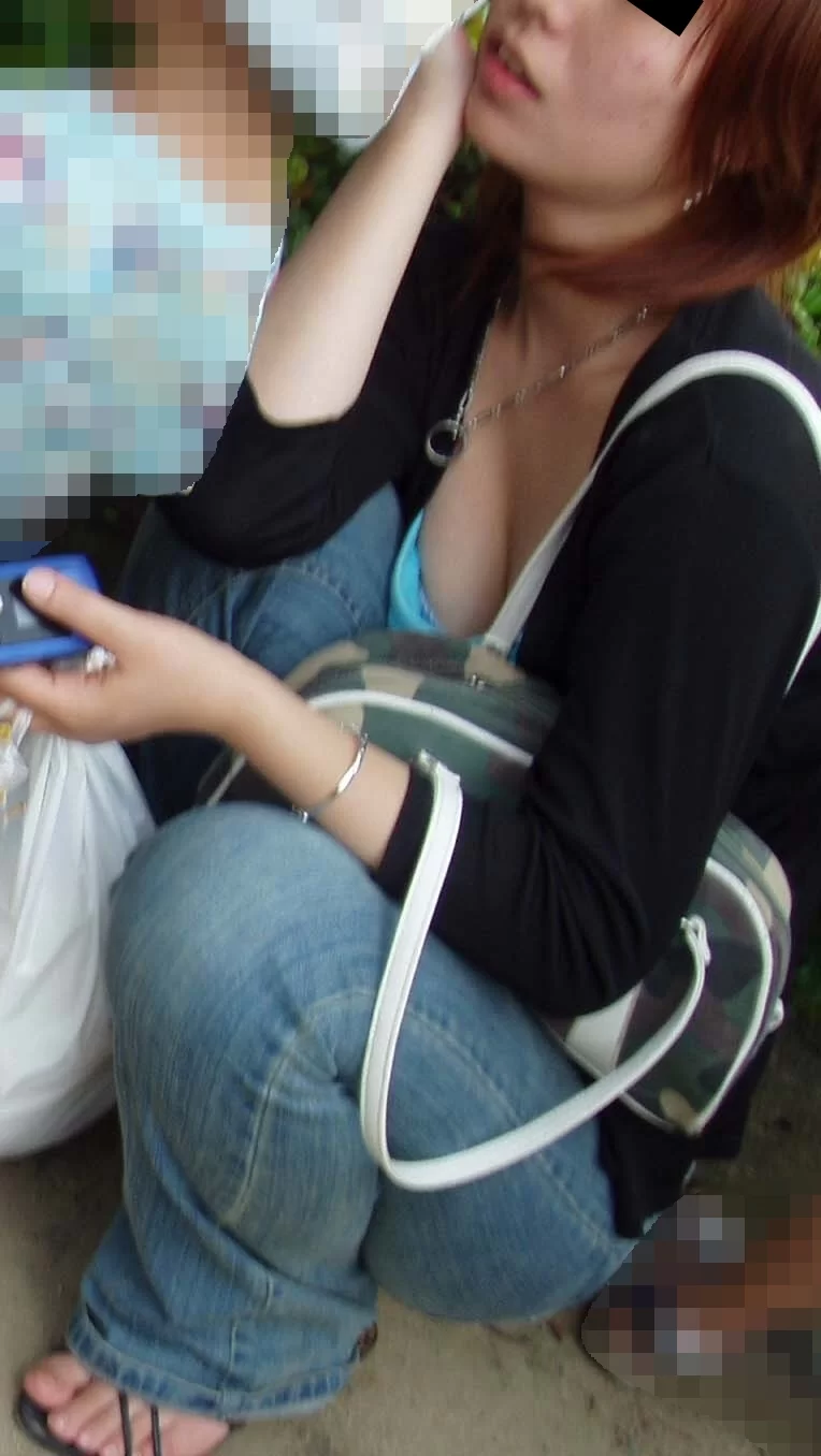 人妻胸チラエロ画像154