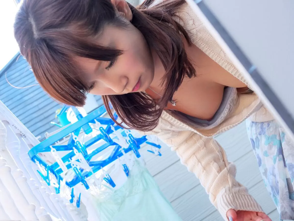 人妻胸チラエロ画像155