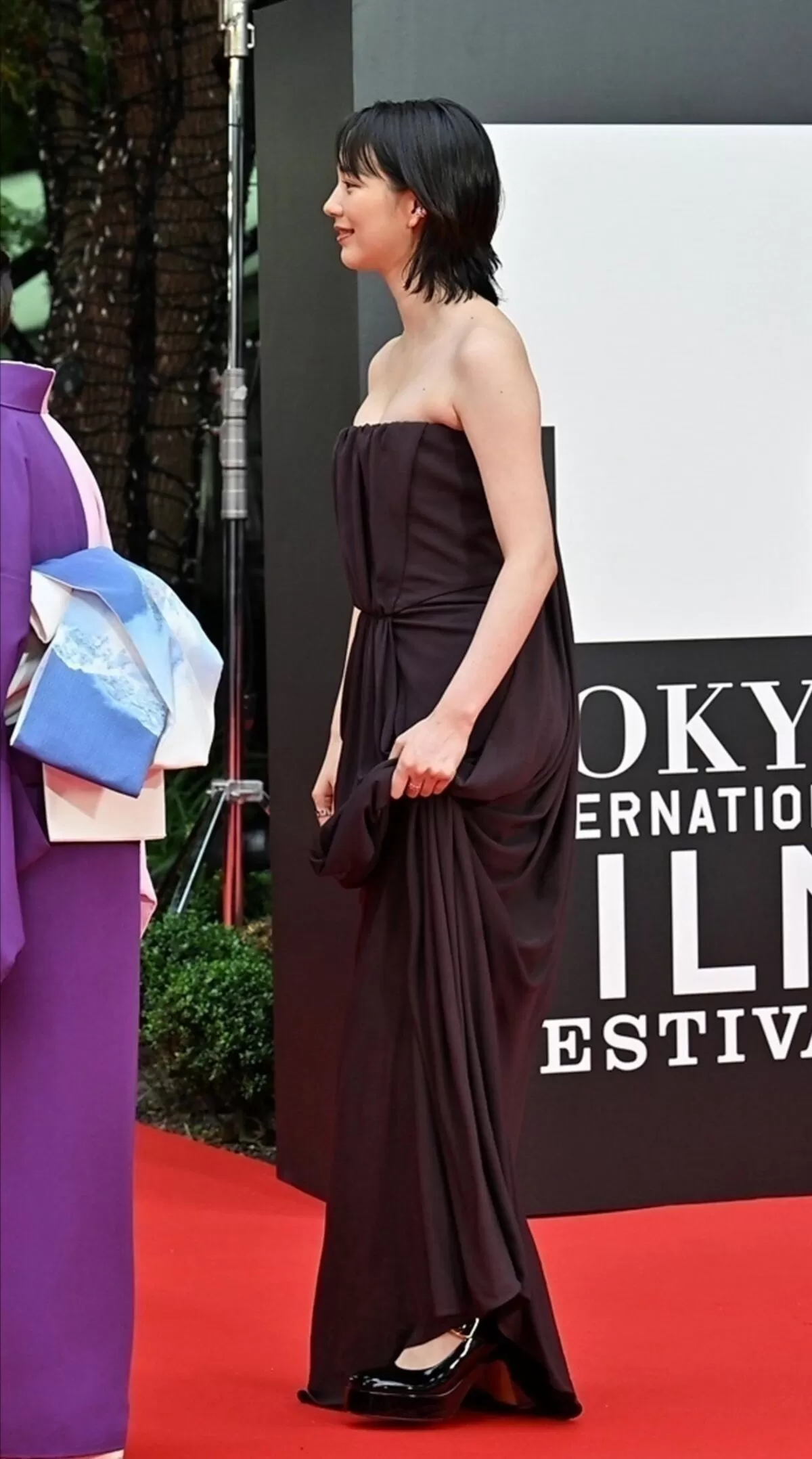 【画像】のん（元能年玲奈）、レッドカーペットで谷間丸出し露出！おっぱいデカなっとるやんｗｗｗ004