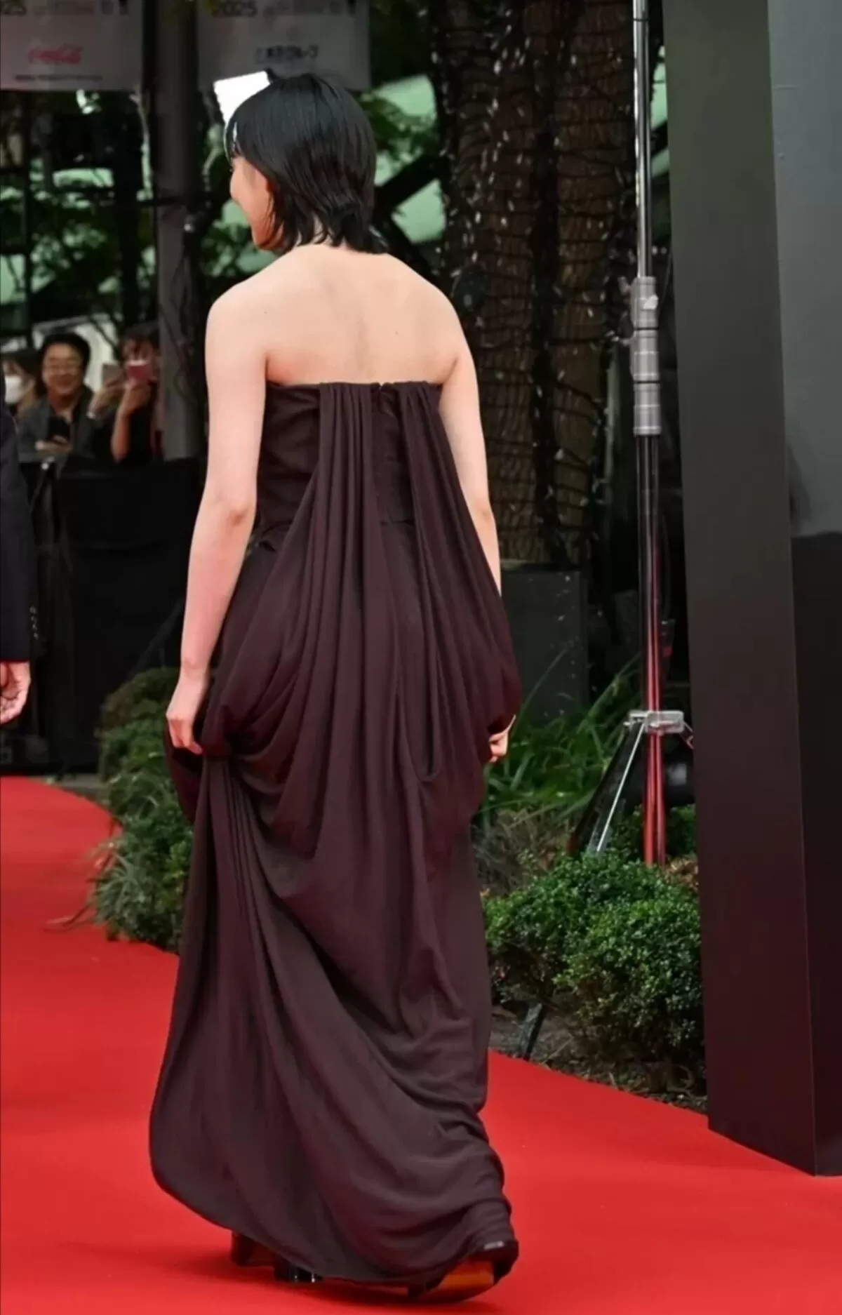 【画像】のん（元能年玲奈）、レッドカーペットで谷間丸出し露出！おっぱいデカなっとるやんｗｗｗ005