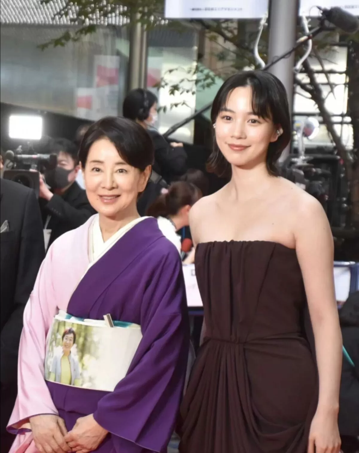 【画像】のん（元能年玲奈）、レッドカーペットで谷間丸出し露出！おっぱいデカなっとるやんｗｗｗ007