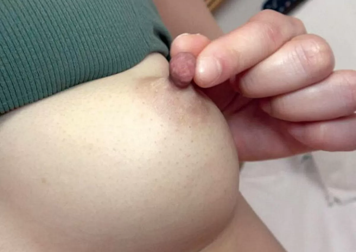 【おっぱい画像】肥大した太い乳首にしゃぶりつきたい002