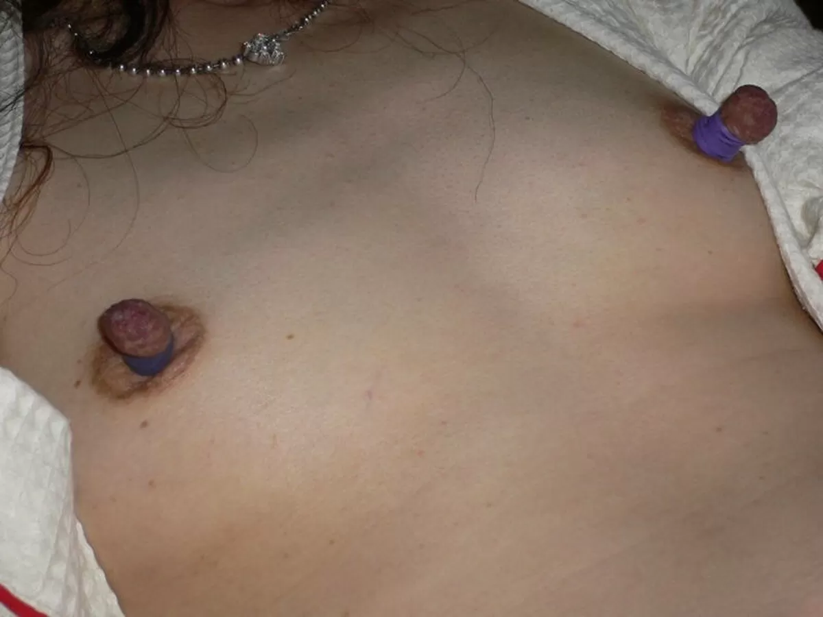 【おっぱい画像】肥大した太い乳首にしゃぶりつきたい004