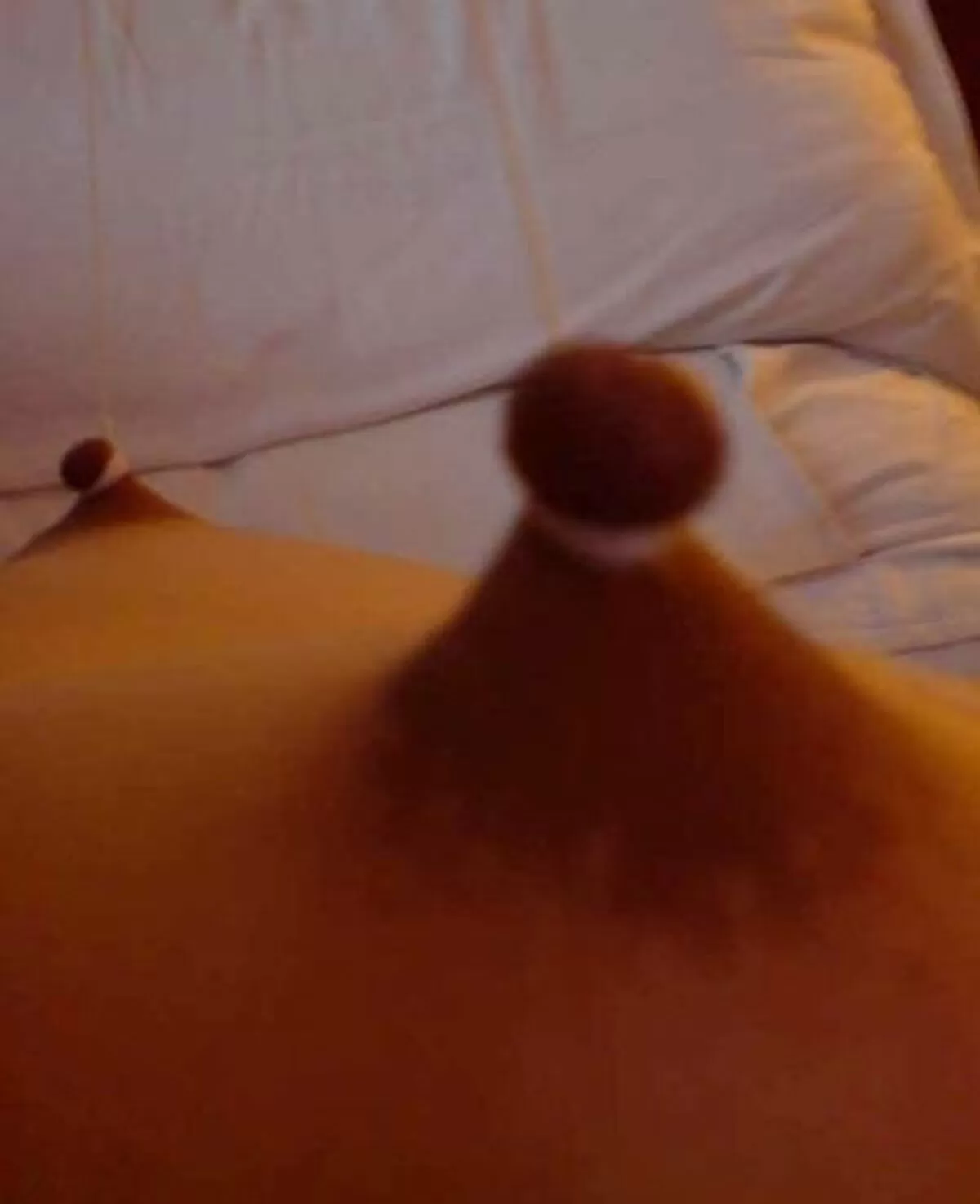 【おっぱい画像】肥大した太い乳首にしゃぶりつきたい005