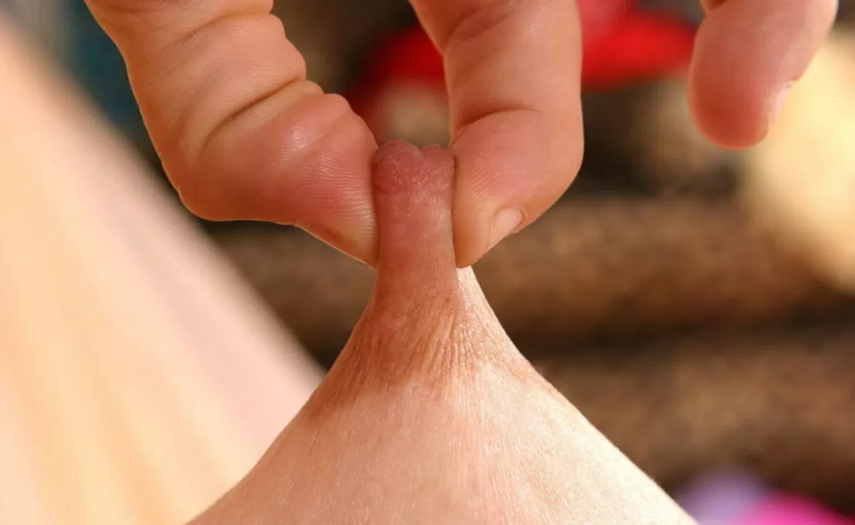 【おっぱい画像】肥大した太い乳首にしゃぶりつきたい016