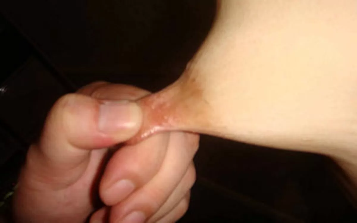 【おっぱい画像】肥大した太い乳首にしゃぶりつきたい017