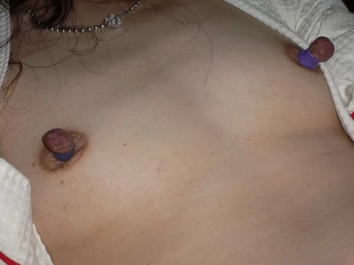 【おっぱい画像】肥大した太い乳首にしゃぶりつきたい025