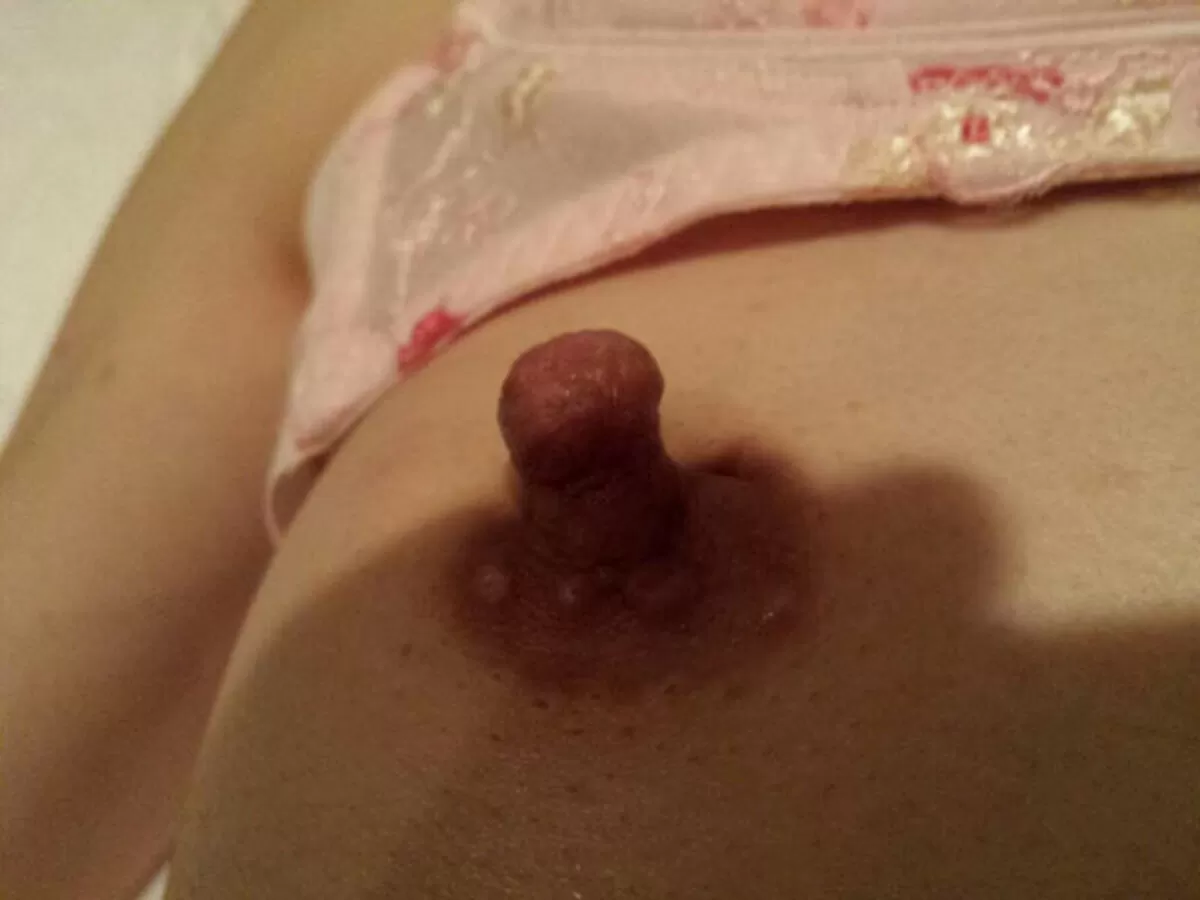 【おっぱい画像】肥大した太い乳首にしゃぶりつきたい033