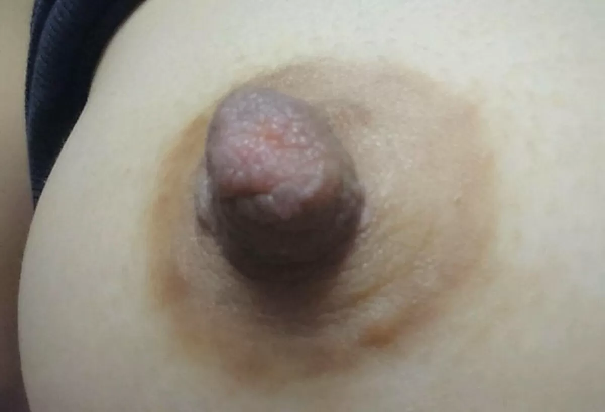 【おっぱい画像】肥大した太い乳首にしゃぶりつきたい065