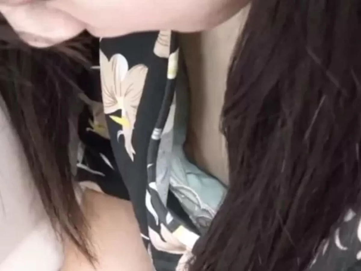 乳首が見えるエロ画像003