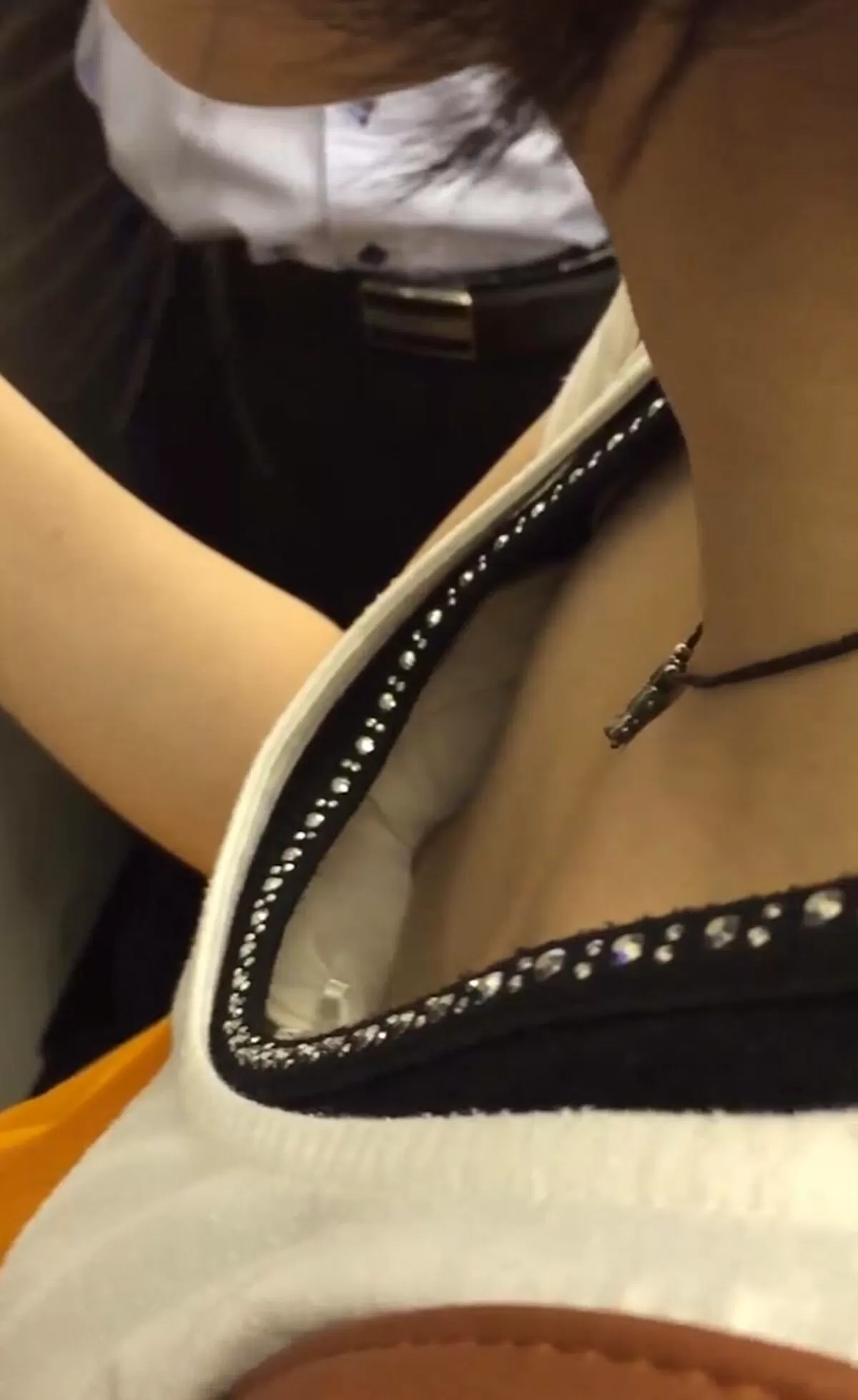 乳首が見えるエロ画像010