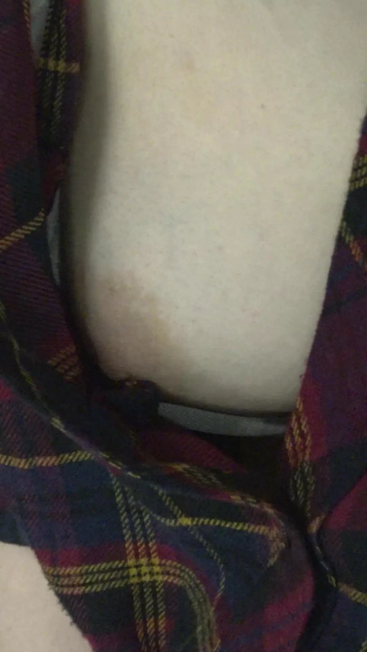 乳首が見えるエロ画像017