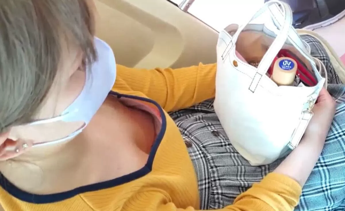 乳首が見えるエロ画像020