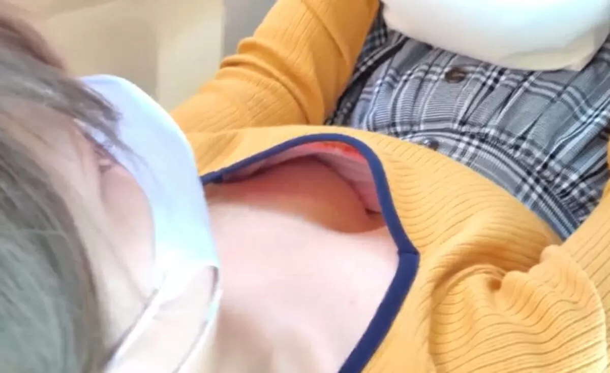 乳首が見えるエロ画像021