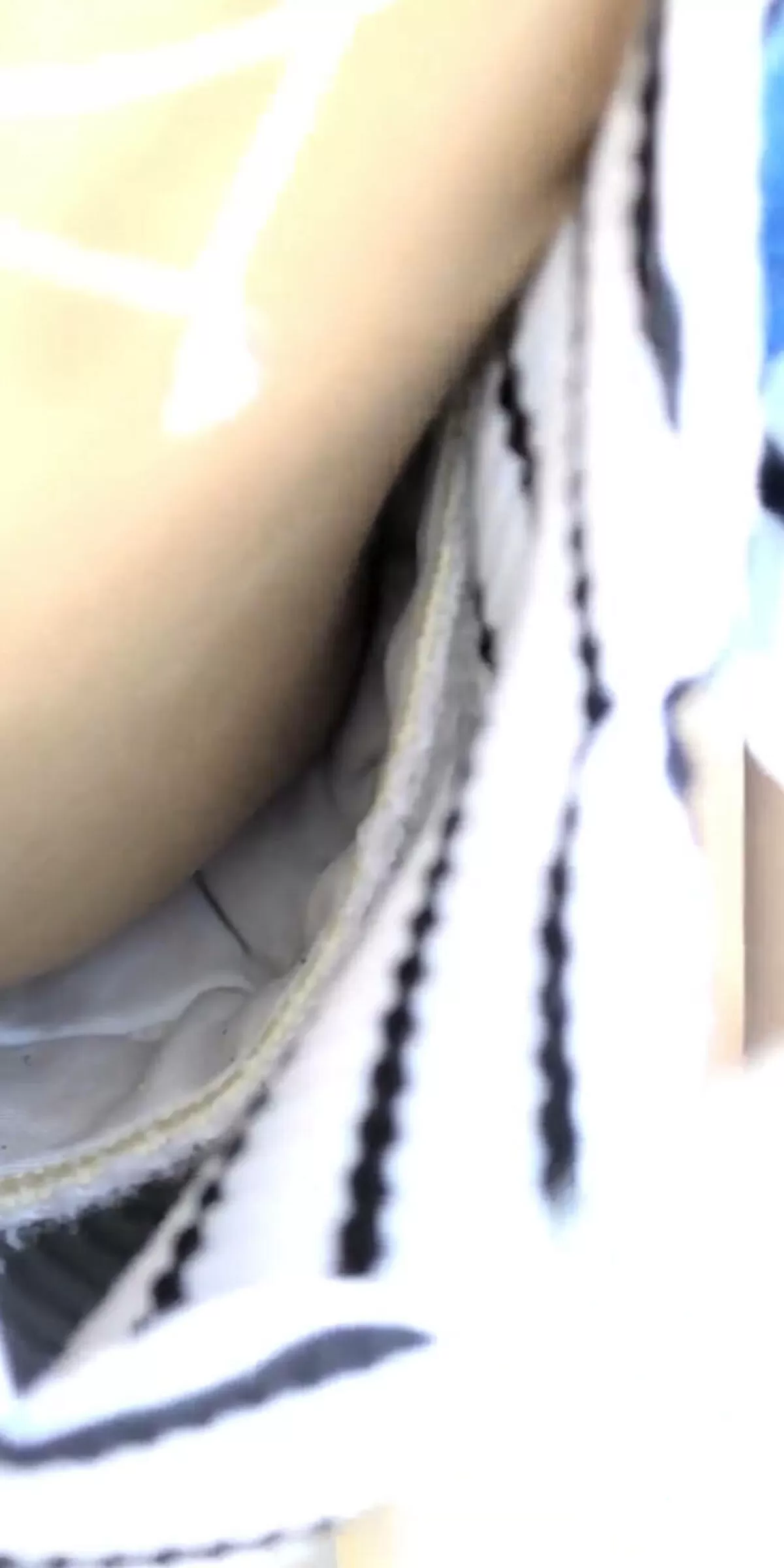 乳首が見えるエロ画像022