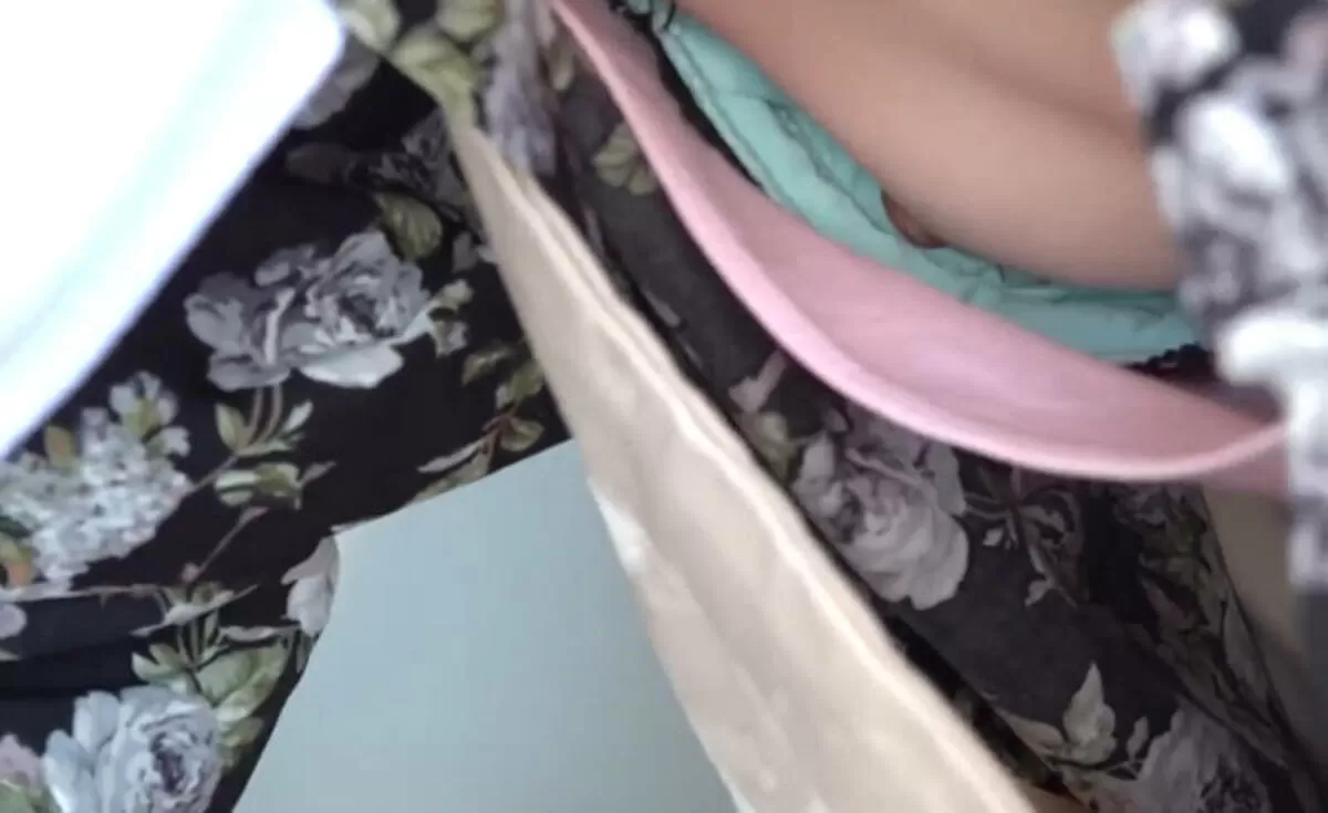 乳首が見えるエロ画像025