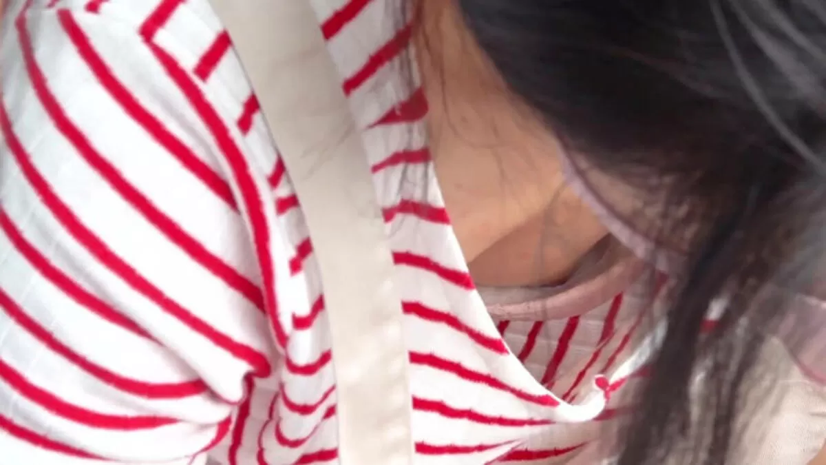 乳首が見えるエロ画像034