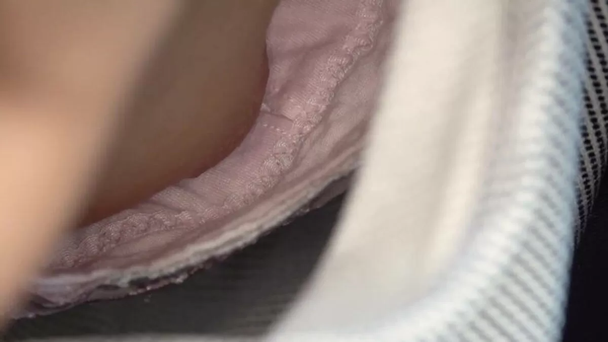 乳首が見えるエロ画像037