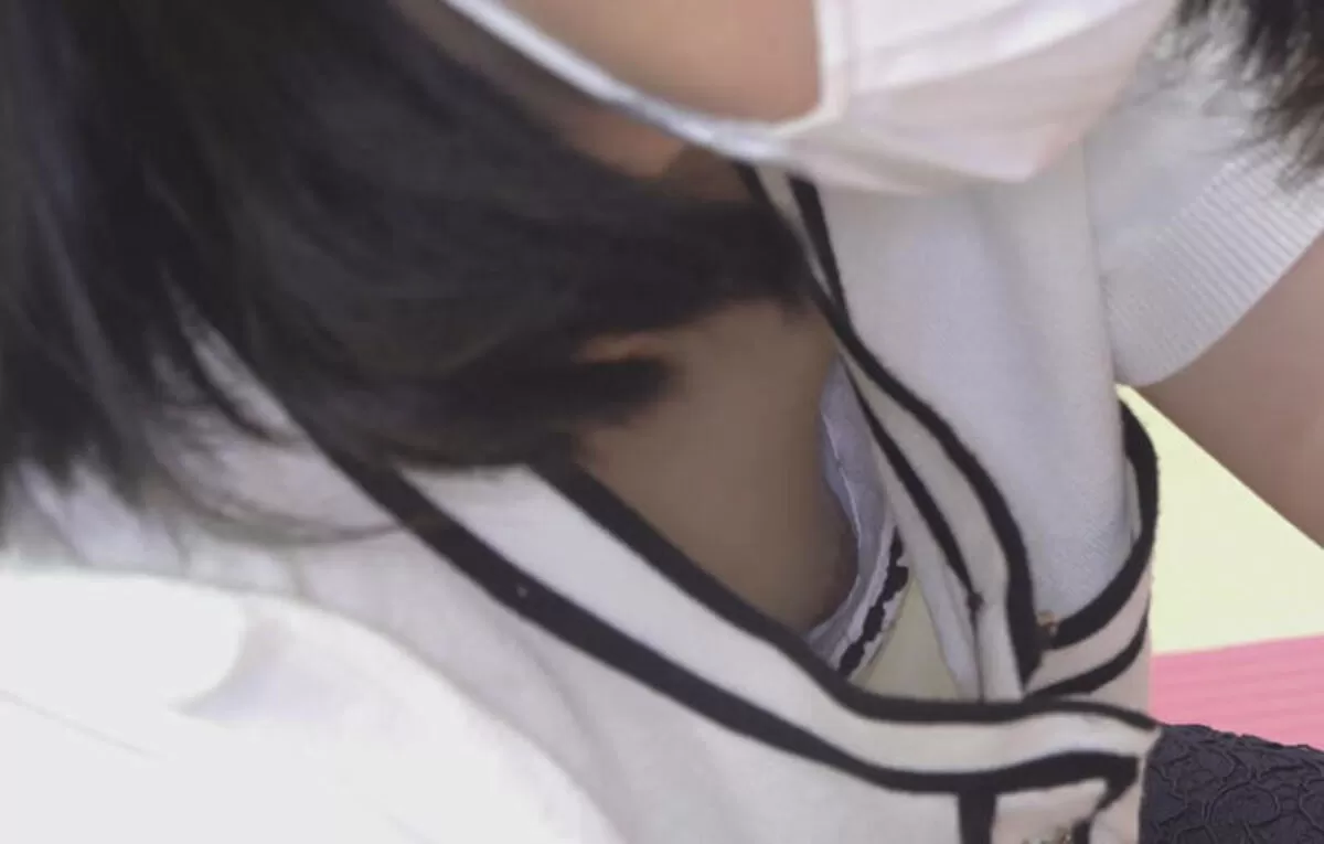 乳首が見えるエロ画像041