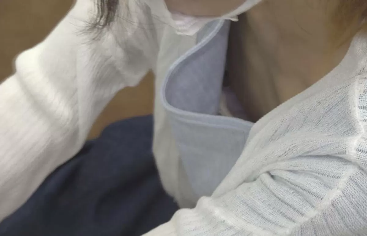 乳首が見えるエロ画像050