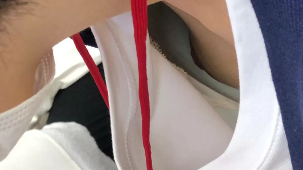 乳首が見えるエロ画像052