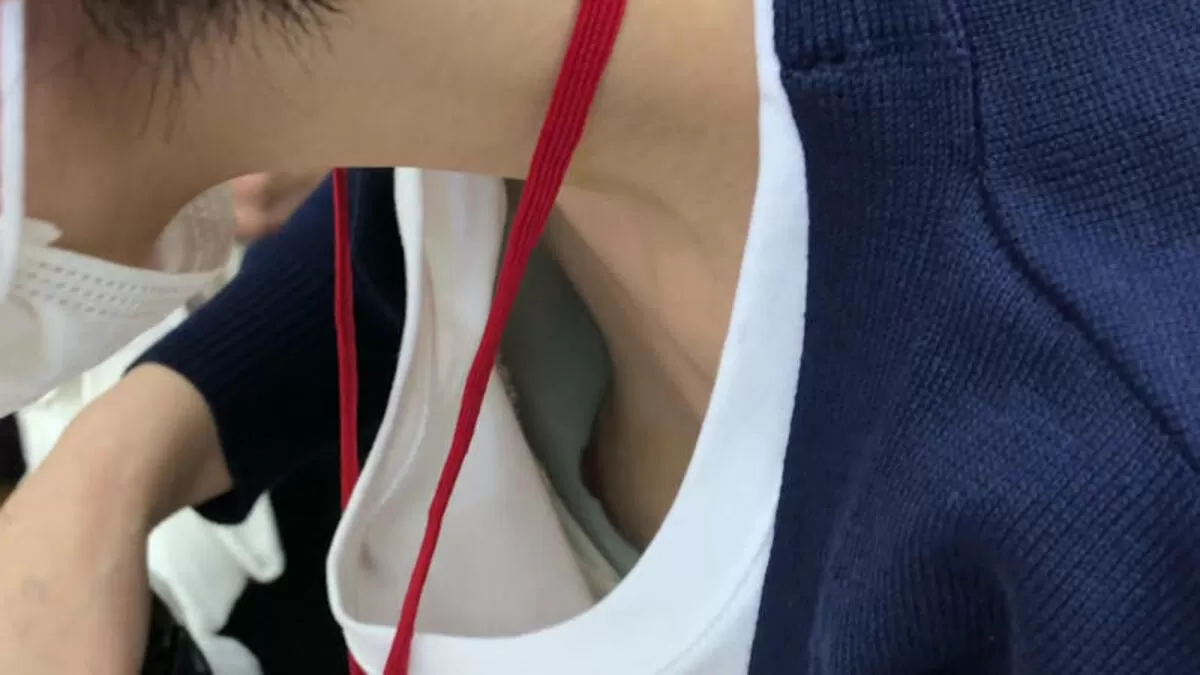 乳首が見えるエロ画像053