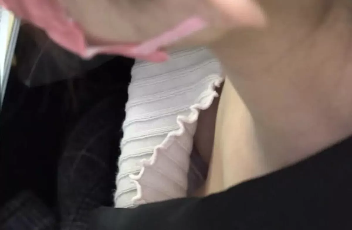 乳首が見えるエロ画像077