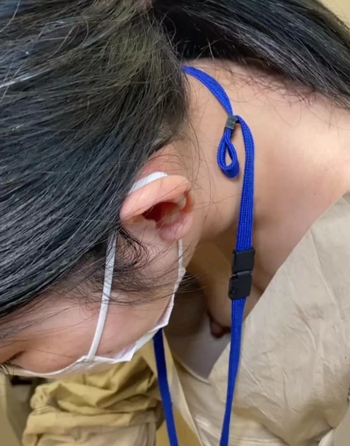 乳首が見えるエロ画像087